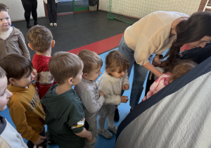 Dzieci wchodzą do kapsuły kina mobilnego.