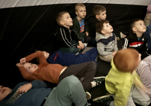 Grupa Promyczki poznaje świat dinozaurów w mobilnym kinie.