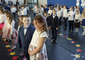 Zdjęcie grupowe dzieci z grupy Skoczki i Zuchy w Dniu Babci i Dziadka.