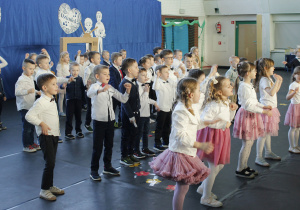 Przedszkolaki z grupy Zuchy i Skoczki witają piosenką zaproszonych gości z okazji Dnia Babci i Dziadka.