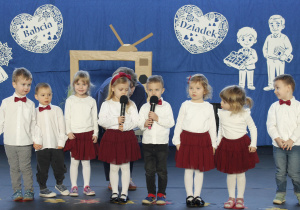 Przedszkolaki z grupy Kamyczki recytują wiersz "Kocham babcię i dziadka za...".