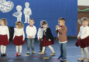 Dzieci z grupy Kamyczki prezentują część artystyczna dla kochanych dziadków i zaproszonych gości.