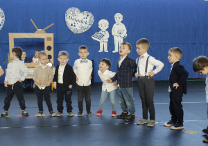 Chłopcy z grupy Szkraby tańczą dla swoich dziadków.