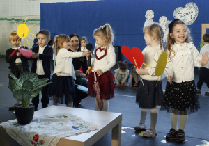 Dzieci z grupy Szkraby prezentują prognozę pogody dla babci i dziadka.