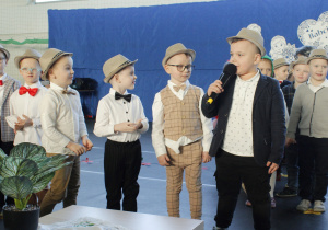 Chłopcy z grupy Promyczki recytują wierszę z okazji Dnia Babci i Dziadka.