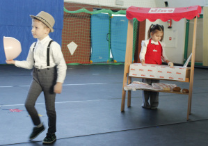 Chłopiec z grupy Promyczki z miską w ręku - fragment przedstawienia w wykonaniu grupy Promyczki.