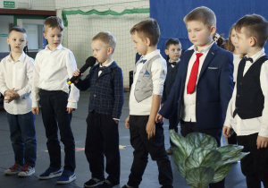 Chłopcy z grupy Zuchy składają życzenia dla babci i dziadka.