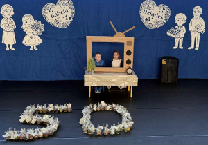 Symboliczna cyfra 50 ułożona z własnoręcznie wykonanych świeczek przez przedszkolaki - gest włączenia się w uroczyste obchody 50-letcia szkoły.