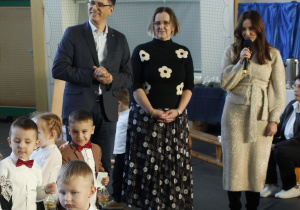 Przemówienia zaproszonych gości: Wójta Gminy Rzeczyca Pana Marka Kaźmierczyka, Przewodniczącej Rady Gminy Rzeczyca Pani Anety Podlasek oraz Dyrektora Gminnego Ośrodka Kultury Pani Kingi Kowalskiej na uroczystości z okazji Dnia Babci i Dziadka.