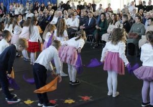 Uroczyste zakończenie części artystycznej przygotowanej przez dzieci ze wszystkich oddziałów przedszkolnych z okazji Dnia Babci i Dziadka.