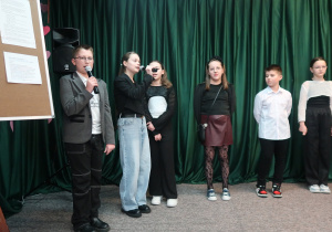 Uczniowie klasy V śpiewają piosenkę z tekstem J. Tuwima ,,Abecadło”.