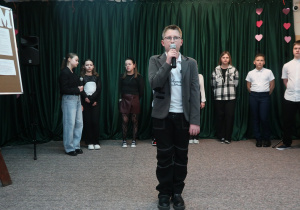 Uczeń klasy V recytuje wiersz pt. ,,Rzeczka”.