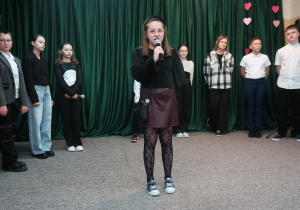 Uczennica klasy IV recytuje wiersz pt. ,,Ptasie plotki”.