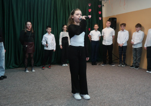 Uczennica klasy V recytuje wiersz pt. ,,Pstryk”.