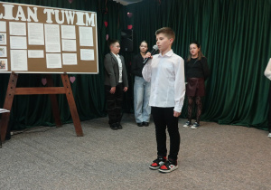 Uczeń klasy V recytuje wiersz pt. ,,Bambo”.