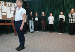 Uczeń klasy VI recytuje wiersz pt. ,,Warzywa”.