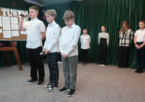 Uczniowie klasy VI recytują wiersz pt. ,,Lokomotywa”.