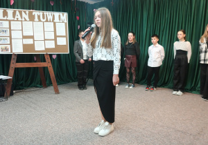 Uczennica klasy VI recytuje wiersz pt. ,,Okulary”.