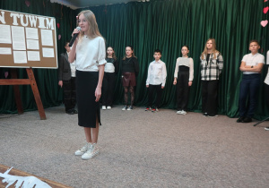 Uczennica klasy VI recytuje wiersz pt. ,,Zosia Samosia”.