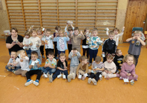 Zdjęcie grupowe Kamyczków ze zrobionymi świecami.