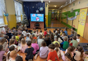 Przedszkolaki z pięciu grup przedszkolnych z "Pingwinkiem" uczą się rymowanek dotyczących zasad bezpieczeństwa w czasie zimowego odpoczynku.