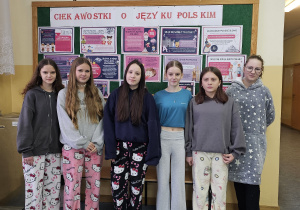 Uczennice klasy 7b w piżamach na szkolnym korytarzu.