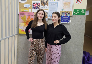 Członkowie Samorządu Uczniowskiego: Inga Kobacka i Aleksandra Jaworska prezentują swoje piżamy.