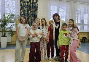 Uczniowie klasy 3b wraz z wychowawcą Mariolą Kraszewską w piżamach.