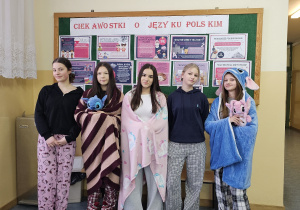 Uczennice klas 8a i 8b prezentują swoje piżamy.