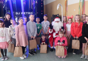 Klasa II pozująca do zdjęcia ze Świętym Mikołajem.