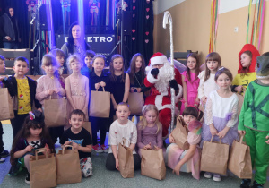 Klasa I wraz z wychowawcą pozująca do zdjęcia ze Świętym Mikołajem.