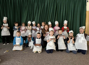 Dzieci z grupy Żabki prezentują swoje czekolady.