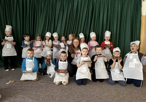 Dzieci z grupy Żabki prezentują swoje czekolady.