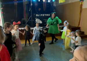 Dzieci przedszkolne podczas tańca w kole.