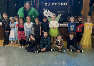 Grupa Żabki pozuje do zdjęcia.