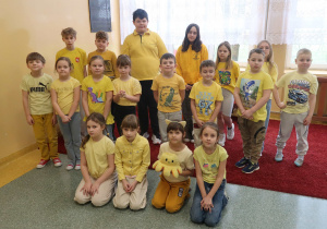 Uczniowie klas i- VI ubrani na żółto, kolor nadziei, wsparcia i solidarności z ludźmi zmagającymi się z depresją.