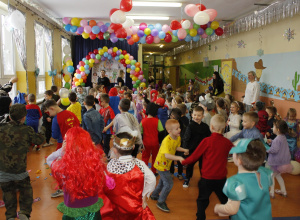 Zabawy taneczne Przedszkolaków na korytarzu w czasie choinki.