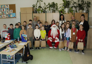 Uczniowie klasy II wraz z Panią Dyrektor, Mikołajem oraz przedstawicielami Rady Rodziców i wychowawcą wraz z prezentami.