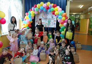 Grupa Szkraby podczas zabawy choinkowej wraz z Panią Dyrektor, Mikołajem oraz Ciociami.