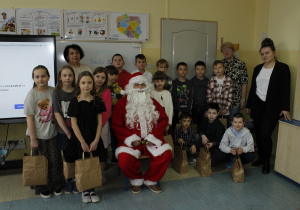 Klasa III a wraz z wychowawcą Radą Rodziców oraz Mikołajem prezentują otrzymane upominki.