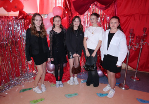 Uczennice klasy VI pozują do zdjęcia podczas zabawy choinkowej.