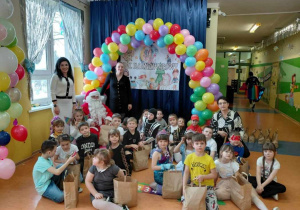Grupa Krasnale podczas zabawy choinkowej wraz z Panią Dyrektor, Mikołajem oraz wychowawcą.