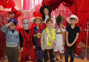 Uczniowie klasy I z wychowawcą prezentują swoje stroje.