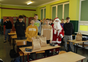 Uczniowie klasy VII b wraz z Mikołajem i otrzymanymi prezentami.