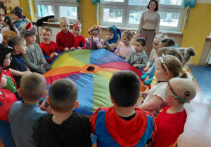 Przedszkolaki z grupy Promyczki w czasie zabawy chustą klanza.