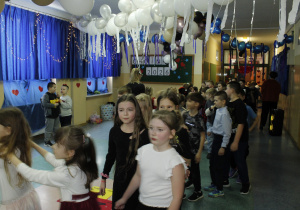 Uczniowie kas I - III podczas zabawy choinkowej ustawieni w pociąg.