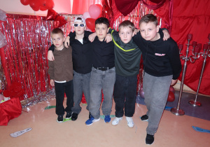 Chłopcy z klas IV- VI oraz klasy I pozują do zdjęcia.