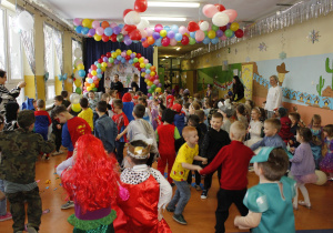 Zabawy taneczne Przedszkolaków na korytarzu w czasie choinki.