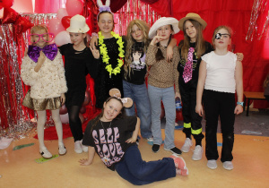 Uczennice klasy III b prezentują swoje stroje podczas zabawy choinkowej.