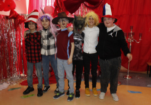 Uczniowie klasy III a i III b pozują do zdjęcia w pięknych przebraniach.